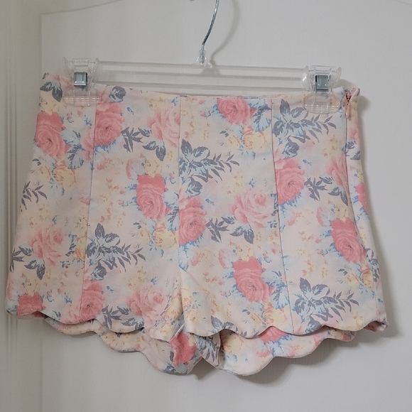 Love Culture Size S Pastel Floral Scalloped Trim Shorts, Side Zipper - Picture 1 of 10